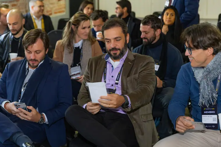 Plateia sentada durante uma aula da imersão.
