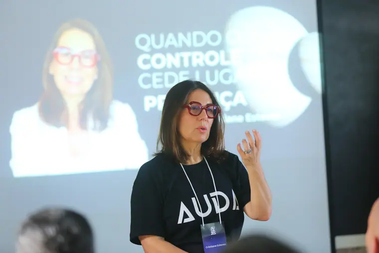 Mentora em aula diante do slide com o título Quando o controle cede lugar à presença.